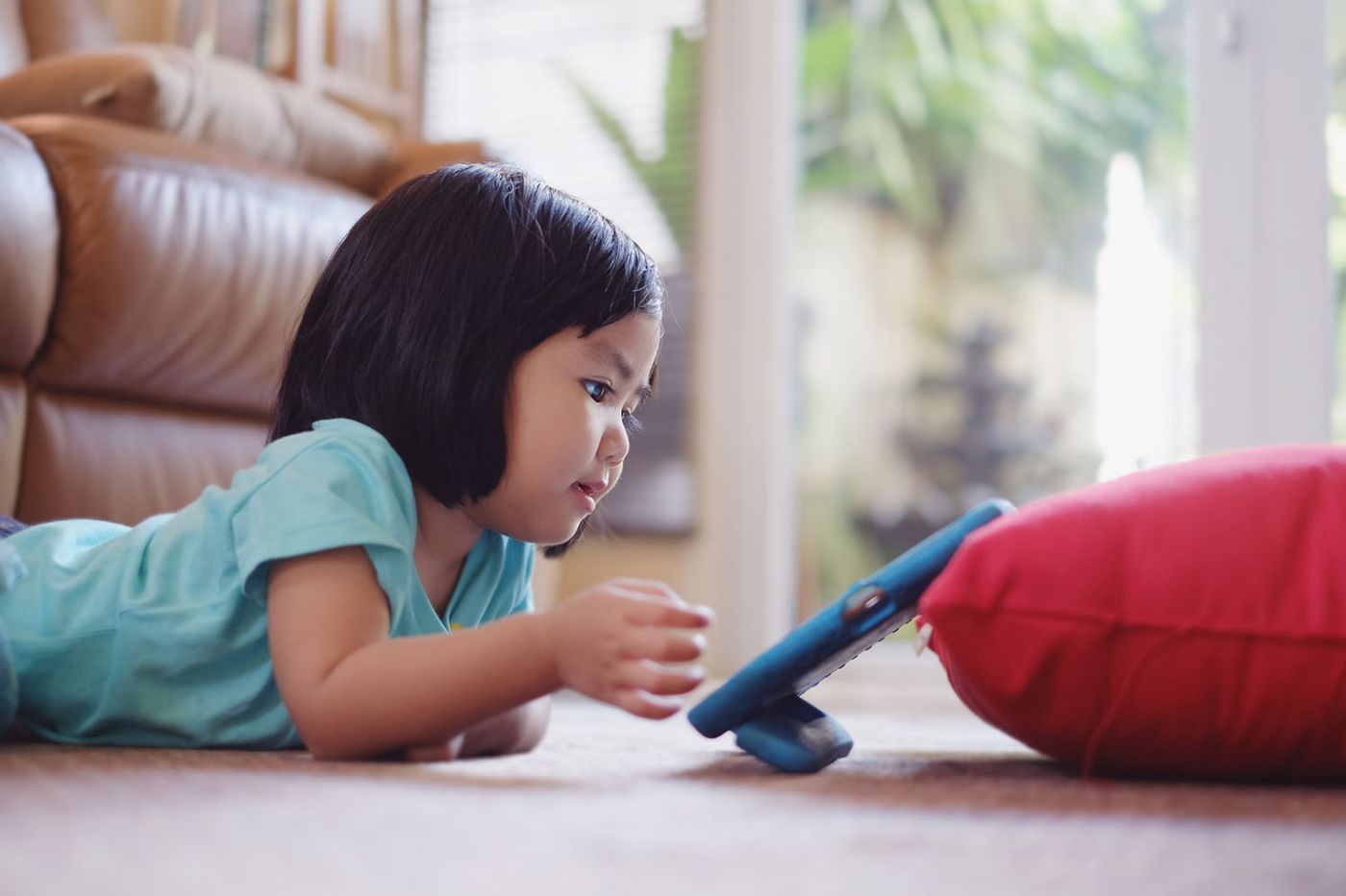 Toddle learning from mobile phone